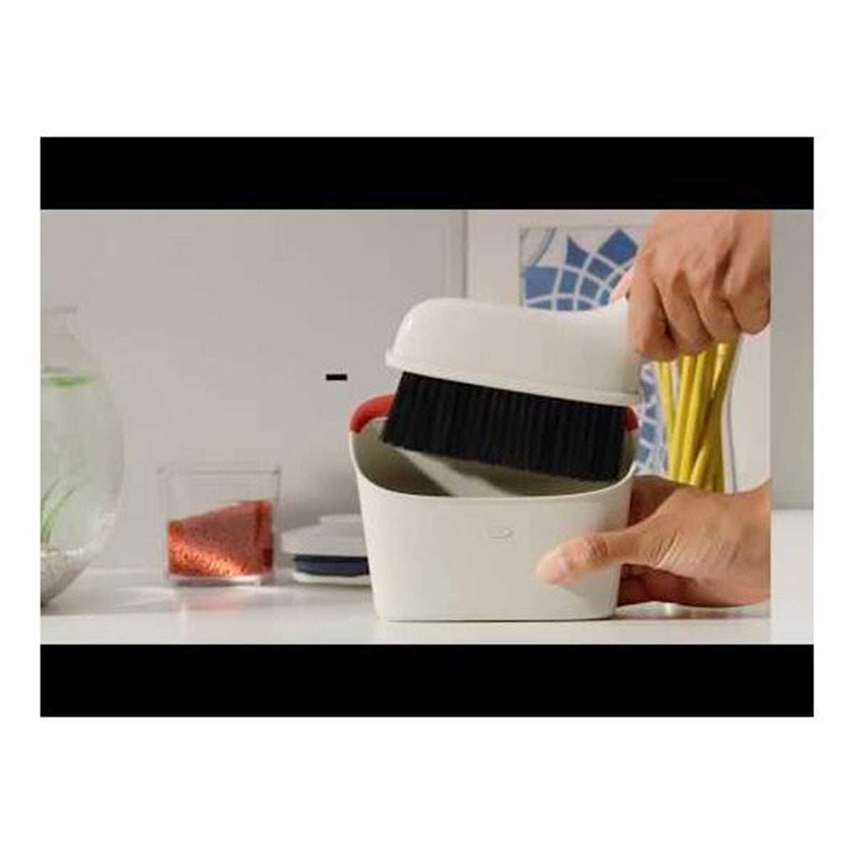 Juego de cepillo y recogedor compacto OXO