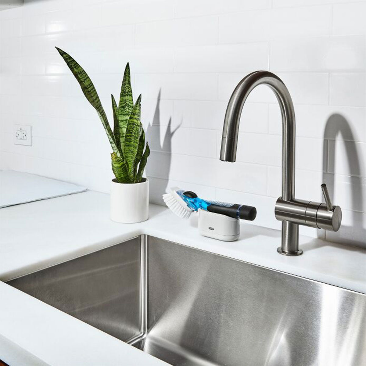 Cepillo para loza con dispensador de jabón OXO