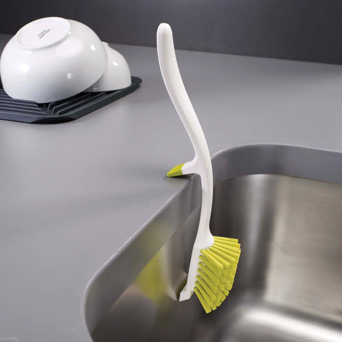 Cepillo Edge™ para platos con apoyo para fregadero incorporado Joseph Joseph
