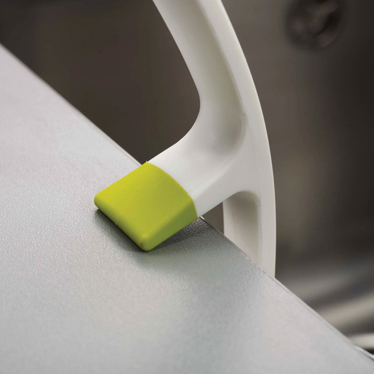 Cepillo Edge™ para platos con apoyo para fregadero incorporado Joseph Joseph