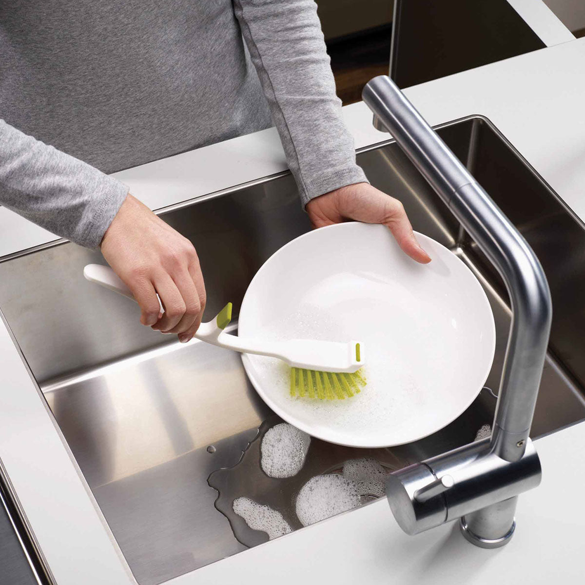 Cepillo Edge™ para platos con apoyo para fregadero incorporado Joseph Joseph