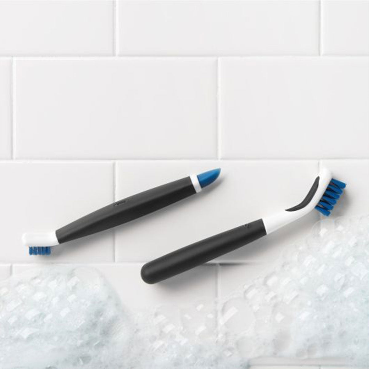 Juego de cepillos de limpieza profunda para baño OXO (2 cepillos, azul)