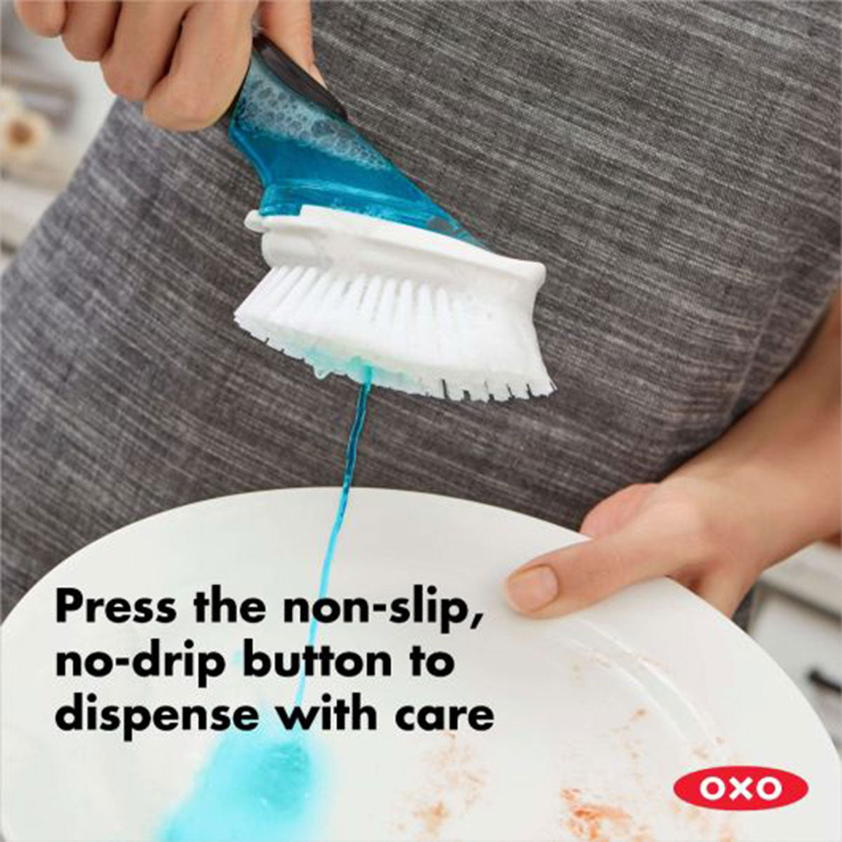 Cepillo para loza con dispensador de jabón OXO